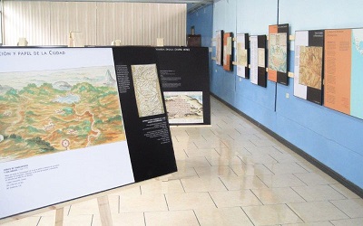 Foto de exposición itinerante instalada en un colegio